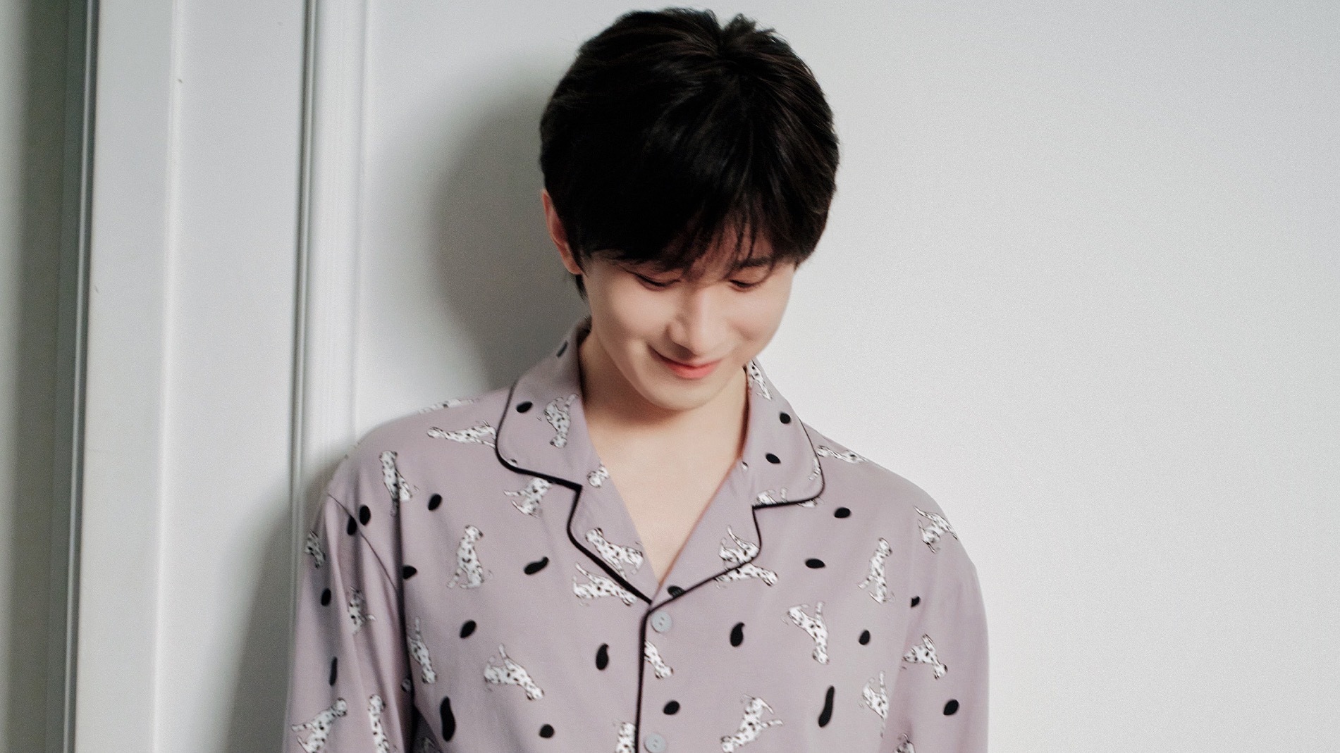 成毅穿着睡衣，靠着墙低头浅笑，谁能拒绝啊！ 