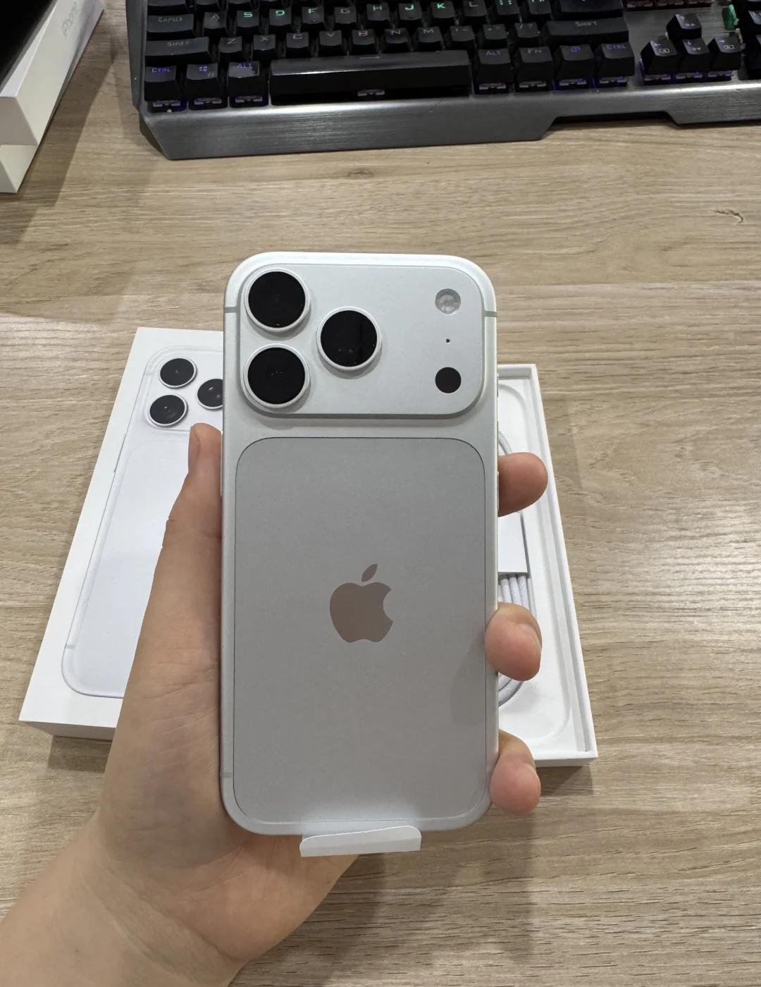 今天接待一位吴中客户，起先选了白色iPhone 18 Pro 256G。
上手对