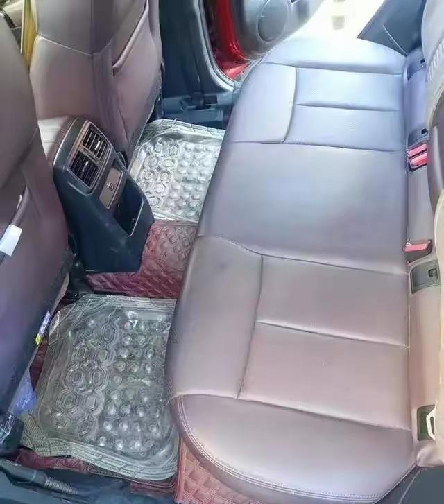 男女网恋奔现，车内拥吻，女子还2次自愿为其进行口部亲密行为，不料，当男的去药店买