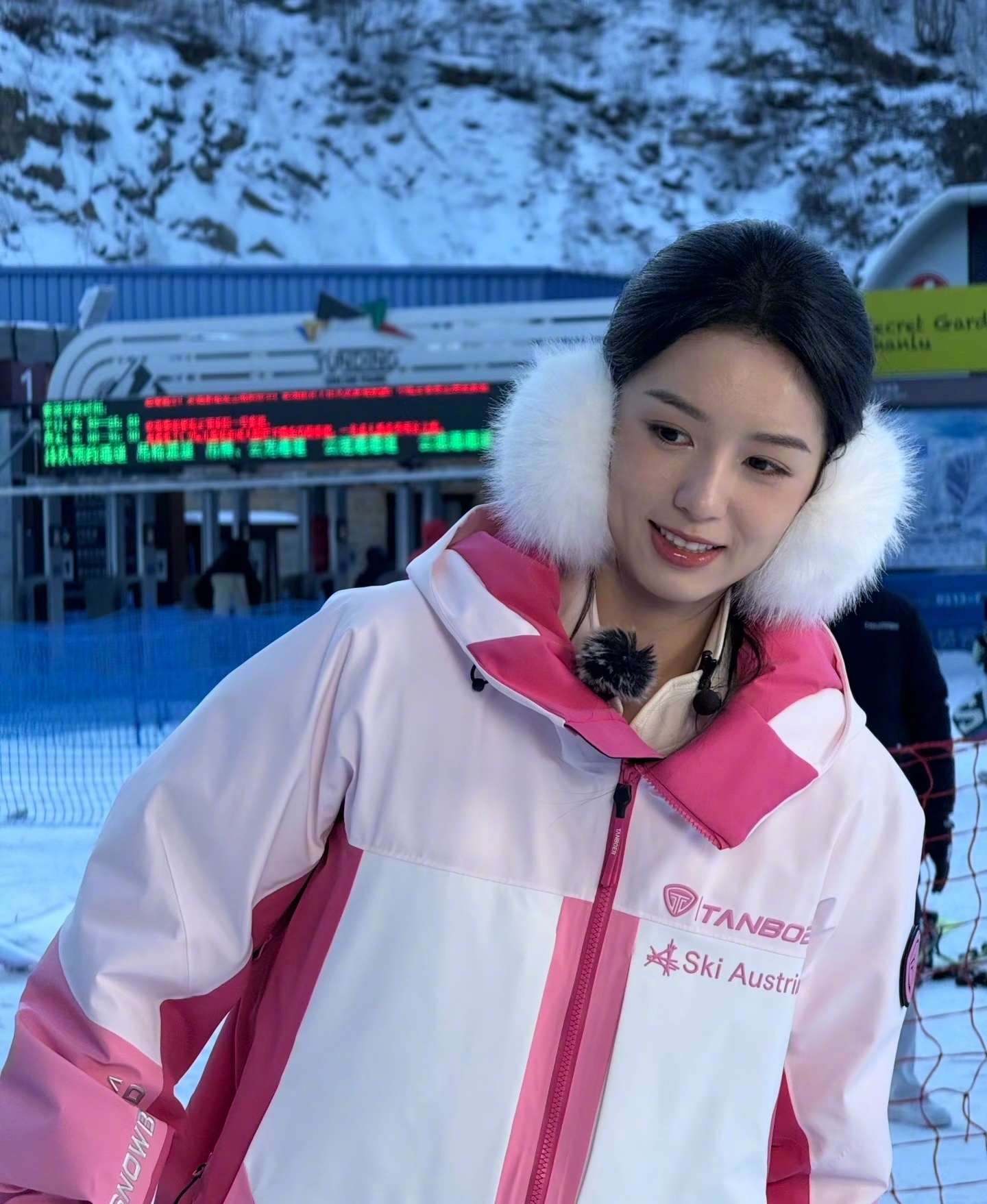 周也生图状态  天呐，滑雪场偶遇一只粉色小也，完全小猫咪来的，这个被偶遇的生图状