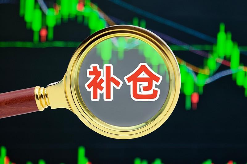 六次补仓，子弹全部打光，投入18万，朋友圈里有人说他疯了，评论区清一色的“勇士”