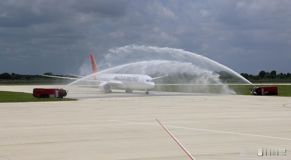 近日，波音向安哥拉航空交付了首架787客机，这架飞机搭载了安哥拉航空的新涂装。据