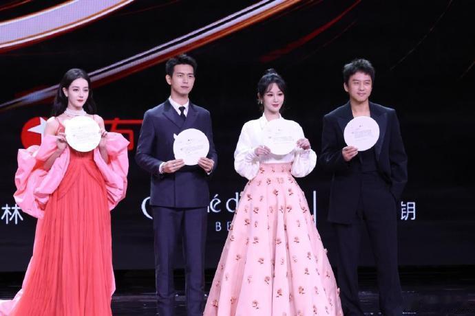 杨紫和迪丽热巴的三次同框，之前一直以为热巴更高一些，没想到她俩竟然差不多高！ ​