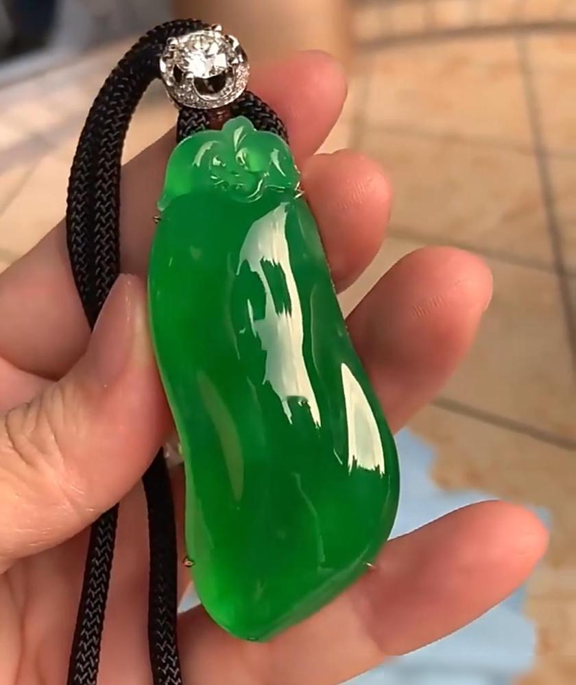 作为珠宝业内人士给大家上点儿干货：

身边不少朋友前几年跟风买翡翠，现在想转手才