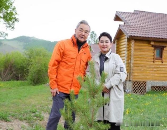 中蒙这次谈成了大事！ 边境口岸2027年前完成扩能，货运量五年翻了近一倍，中蒙俄