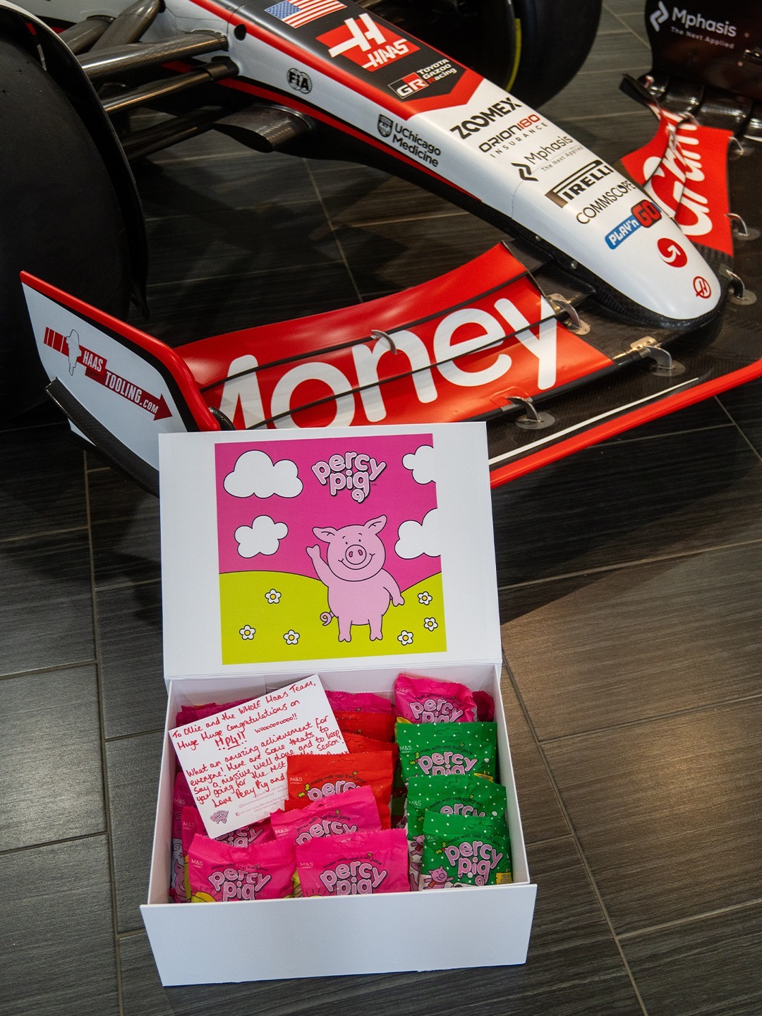 Percy Pig给哈斯车队送去了小礼物，以祝贺贝尔曼在墨西哥取得第四名~🐷?