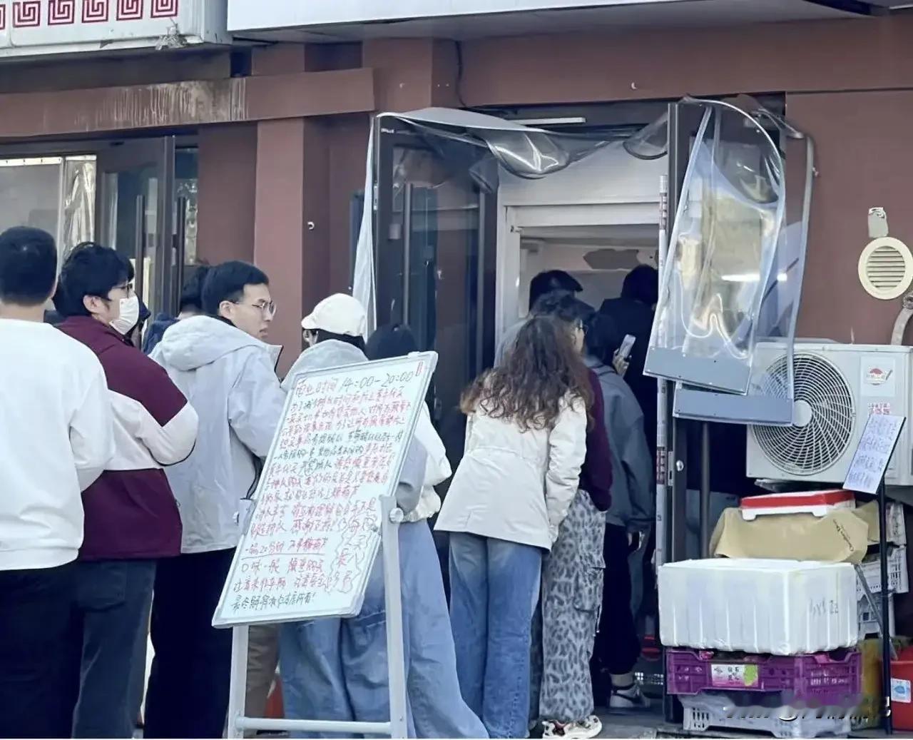 我的天呀，糖葫芦88元一根，你敢相信吗？

沈阳爆火了一个糖葫芦，叫奶皮子冰糖葫