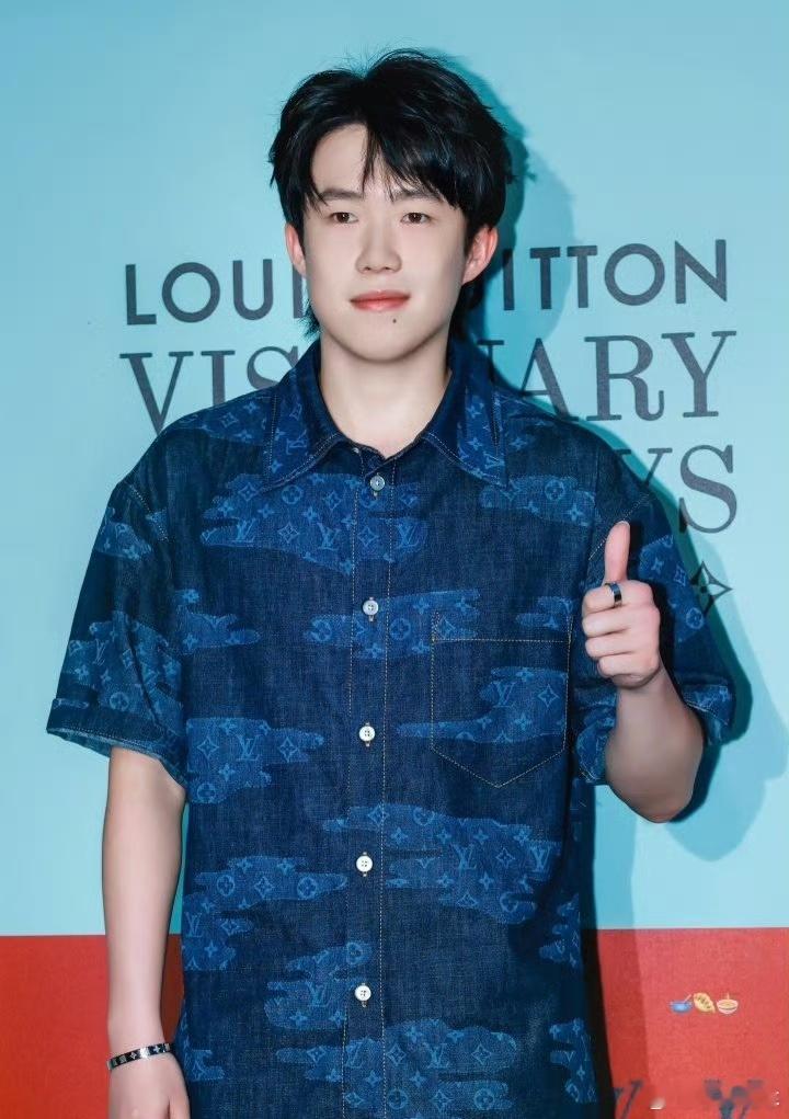 LV大秀王楚钦亮相LV大秀明星lv大秀红毯生图LV大秀主持人是贺峻霖 王楚钦亮相
