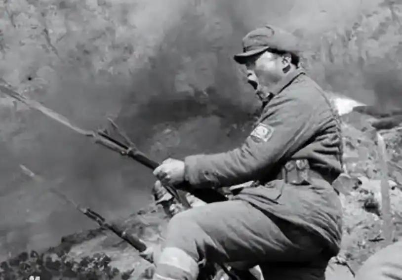 1939年，八路军机枪手张树义连杀7个日军，此时的他已经精疲力竭，岂料这时，一名