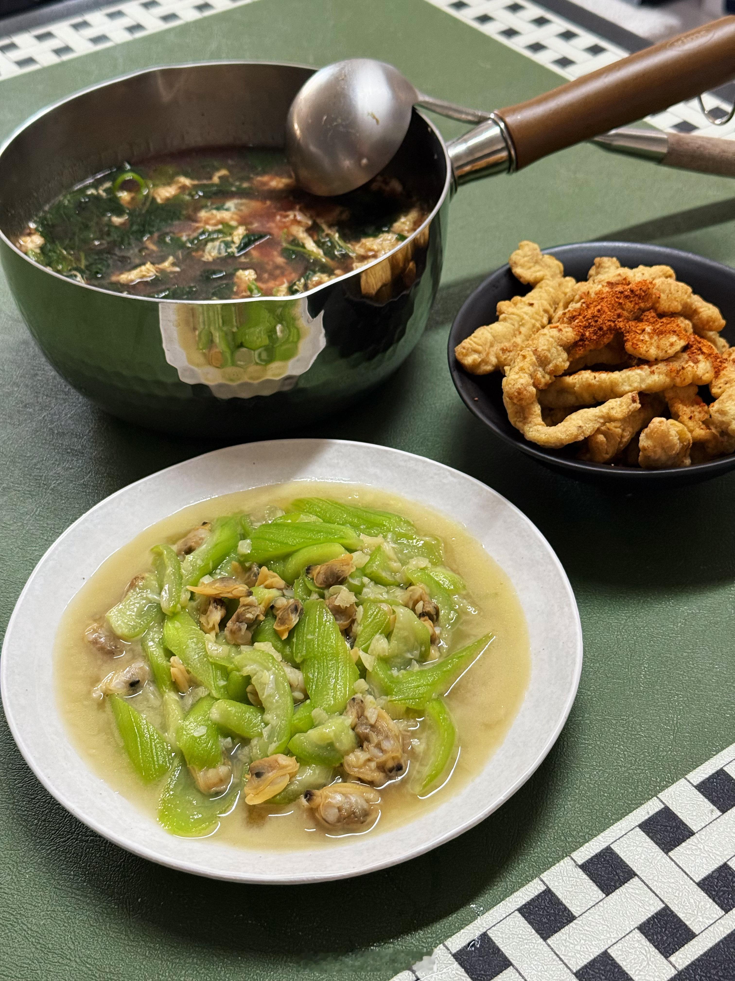丝瓜炒gǎ là，苋菜打个汤，空气炸锅6一下小酥肉做饭真的很解压，今天整点儿清淡