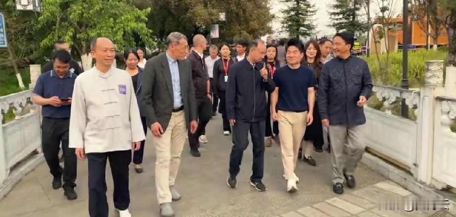 我们总是感慨于董宇辉无论在什么场合，无论在谁面前都落落大方。但换一个角度，他每走