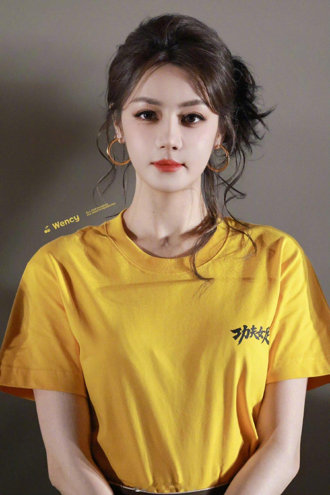 迪丽热巴把娥眉队别在裤腰上迪丽热巴影子是猫咪本体细节尽显用心，迪丽热巴把娥眉队挂