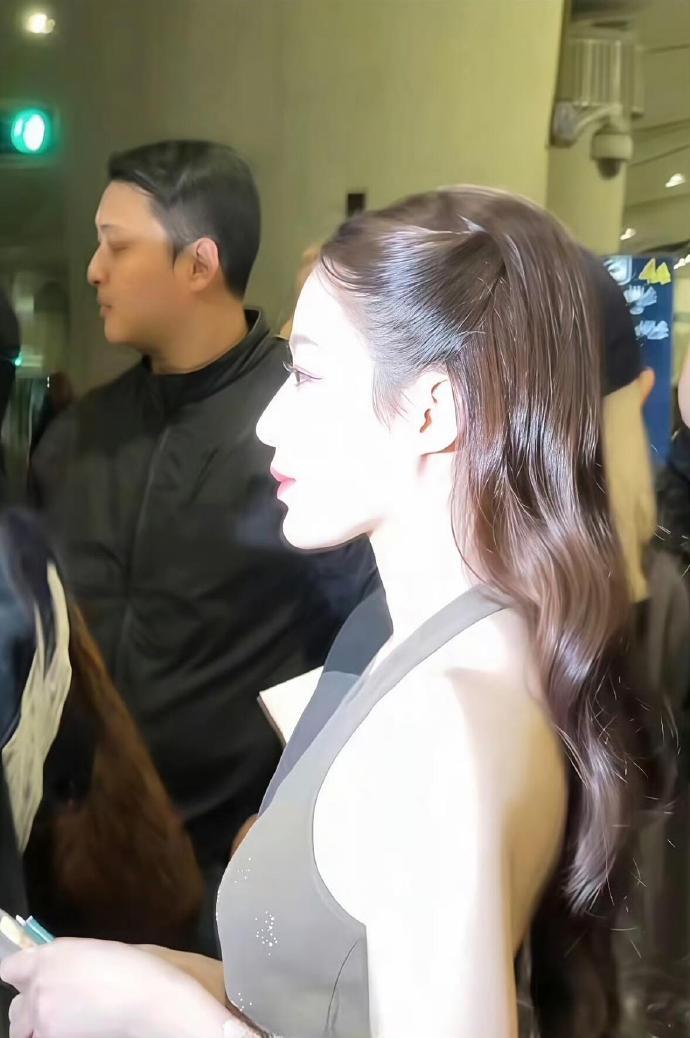 在叶舒华之前从来没意识到兜下巴有多美...... 