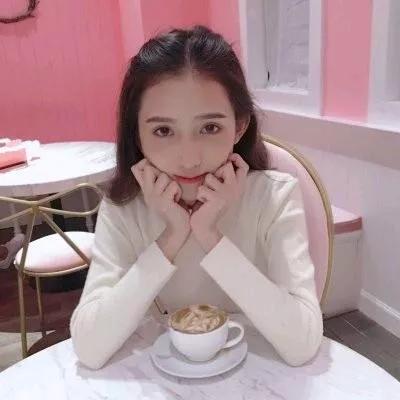 在粉色的咖啡馆里，享受一杯温暖的咖啡，生活如此美好！💖