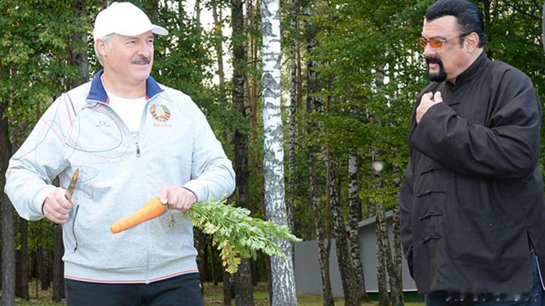 卢卡申科摘萝卜，挖土豆，劈柴，在政治界活跃的他干起农活来很认真，看得出来他挺享受