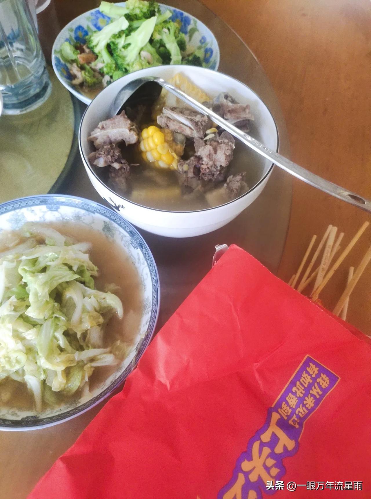 最近奶奶只能吃清淡的，她又不吃鸡鸭鹅之类，羊肉牛肉也从来不吃，筷子都不能沾上一点