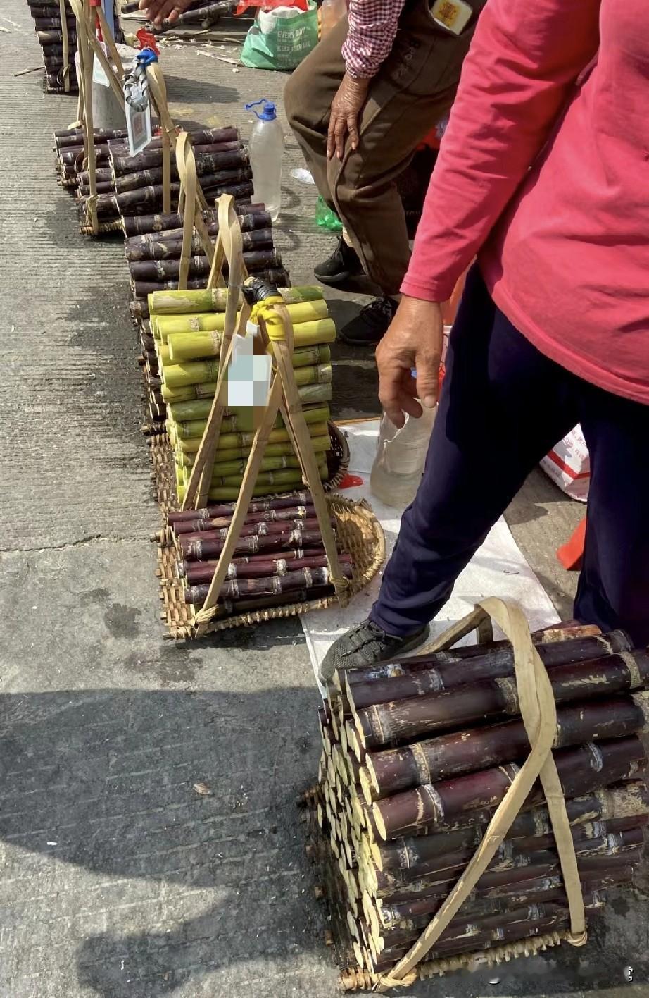 卖甘蔗的大爷才是商业鬼才！一根切6段，利润直接涨20%
 
今天在路边看到这一幕