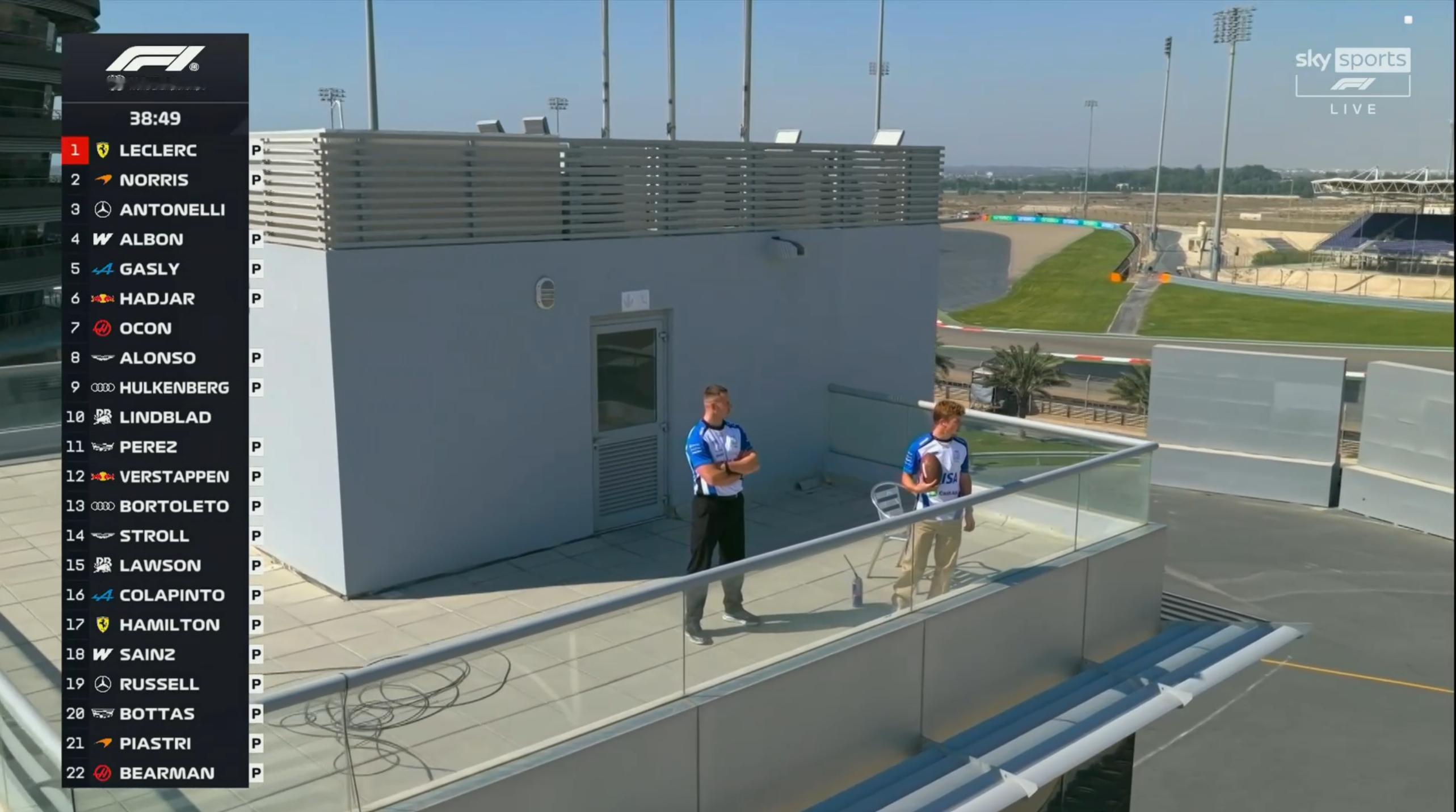 劳森在10号弯上面的观景台，拿着一个橄榄球🏈在干啥？F12026F1季前测试