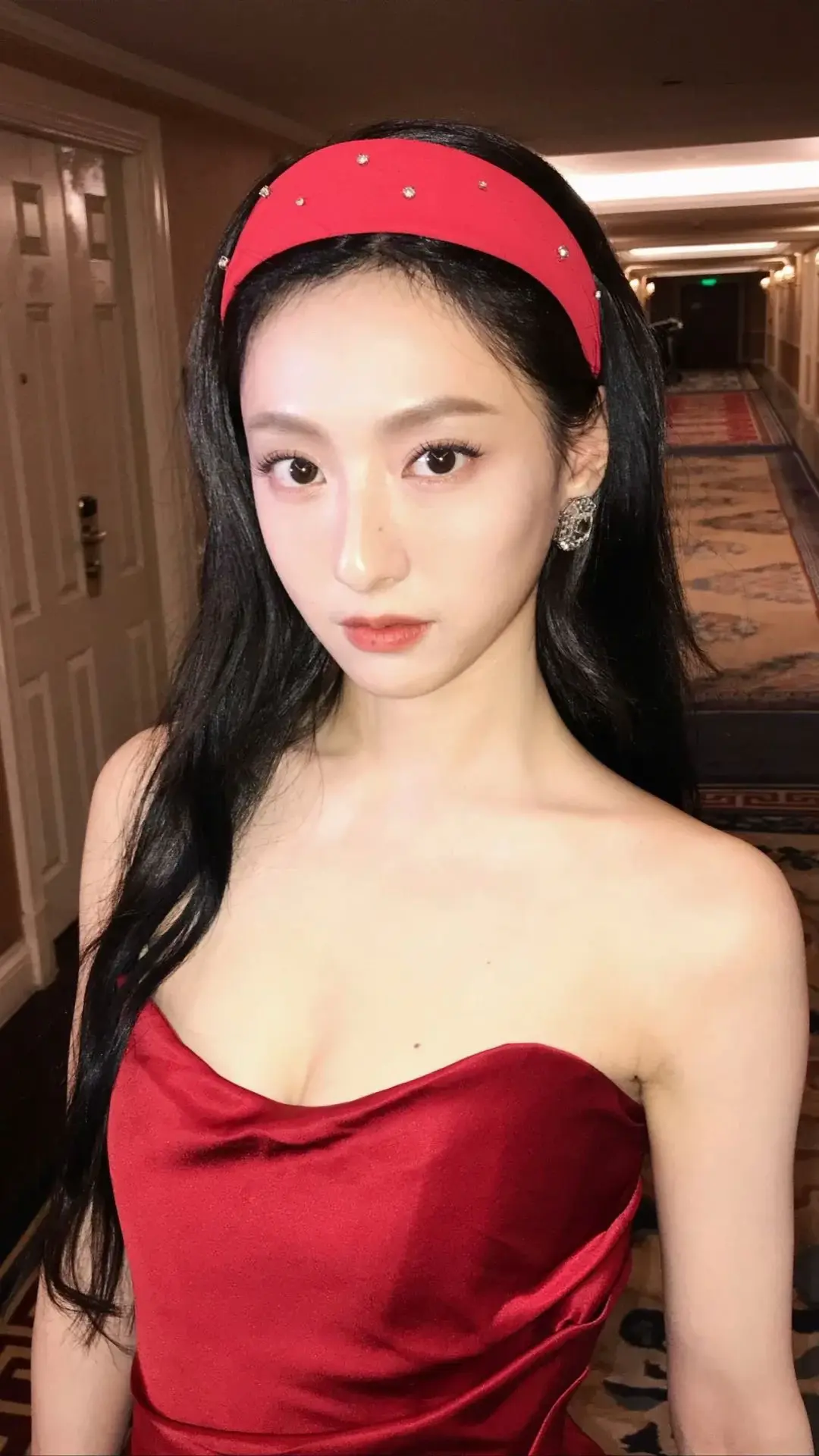 胡连馨｜抹胸红色短裙，迷人的小仙女！