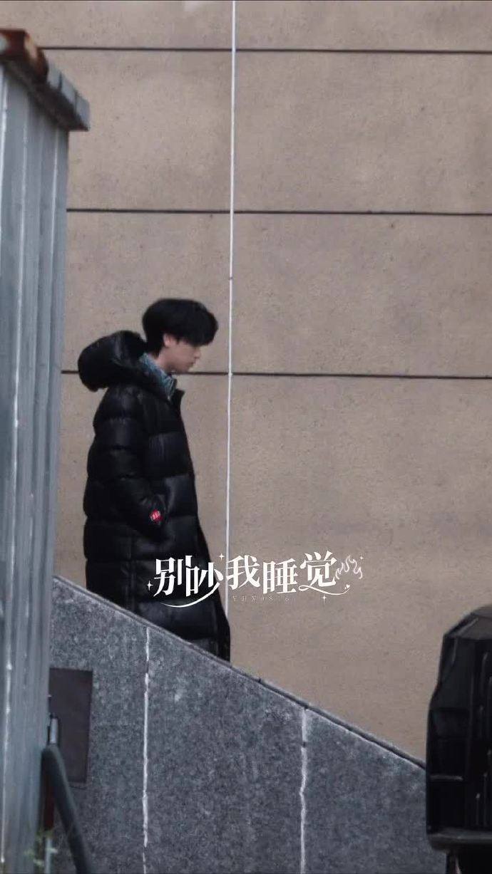严浩翔冬日ootd 严浩翔黑色羽绒服look 严浩翔冬日ootd，严浩翔黑色羽绒