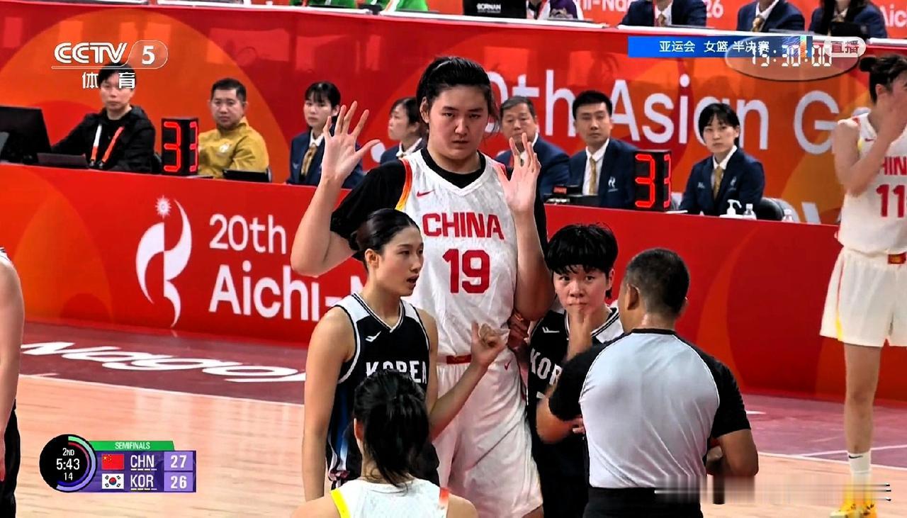 裁判多次提醒韩国球员注意小动作，接发底线球时不要侵犯张子宇的圆柱体，尤其是胳膊避