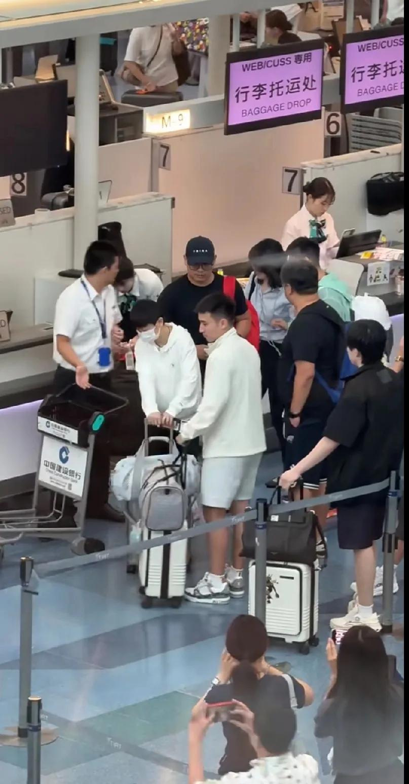 刚刷到国乒在日本机场的画面，莎莎推着行李车，王楚钦在一旁，同框画面好戳！马琳、王