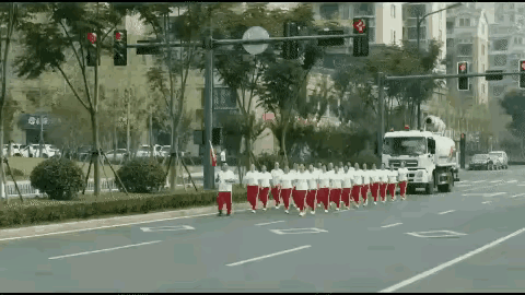 如果我老了也这样
请打死我
我会立下遗嘱：
打死我你不用负法律责任！😡