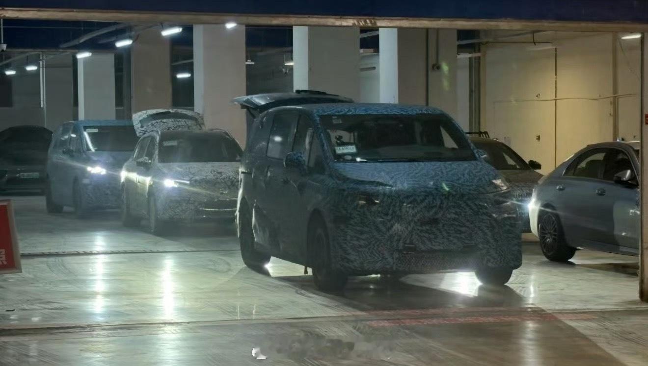 奔驰几台大新车开始疯狂国内路测了你们能猜到都是啥吗看到几位已知的车型还有几台没露