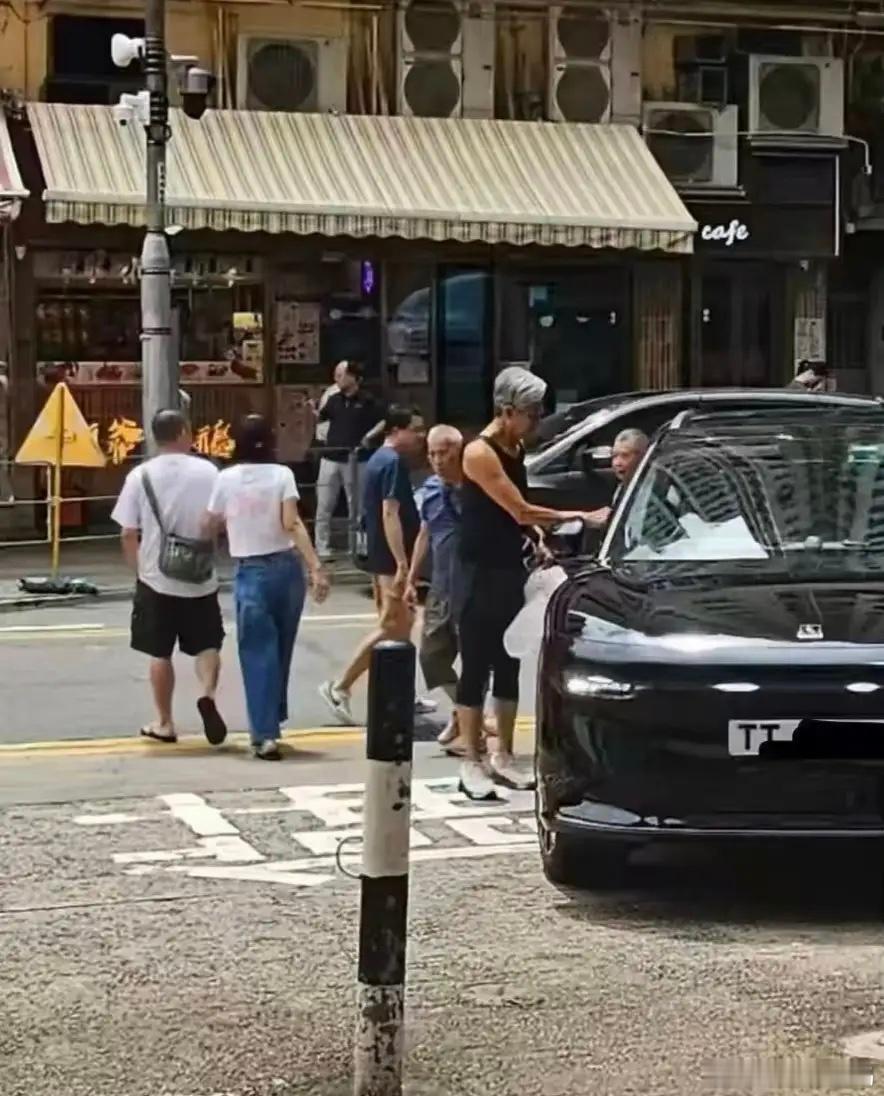 71岁周润发现身香港九龙城一间腊味店买叉烧，他一个人驾着豪车现身街头，没有保镖和