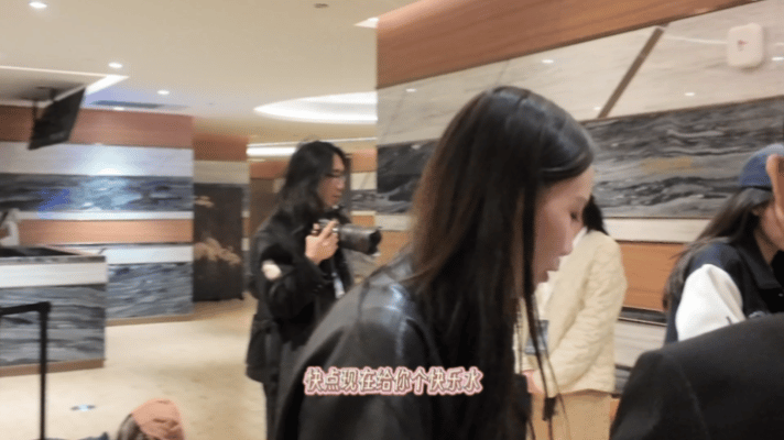 刘雅瑟耳朵红透了怎么这么可爱，隐身的名字线下追剧团，耳朵红红的，整个人都好活泼，