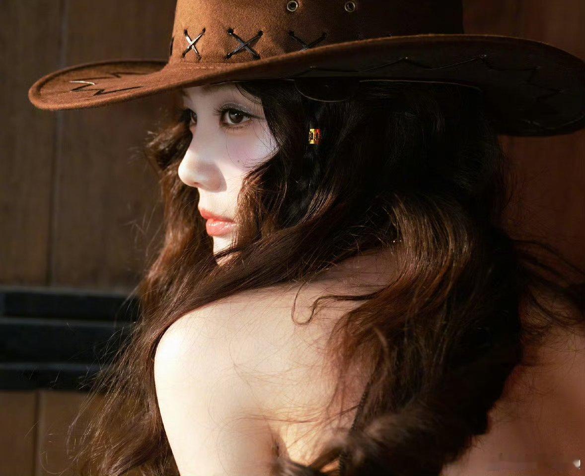 宝子们，李一桐的牛仔风造型杀疯啦😍 纱质吊带配牛仔裤和牛仔帽，甜酷飒美，似慵懒