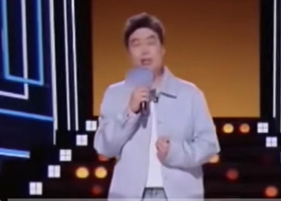 脱口秀演员翻车的不少，可谁能想到被誉为，脱口秀天花板的周奇墨，他也能翻车！
事情