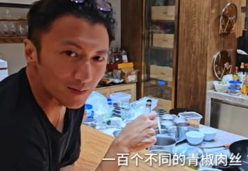 7月29日，谢霆锋晒出自己的探店视频，视频里他满脸笑容，很兴奋的介绍着美食，完全