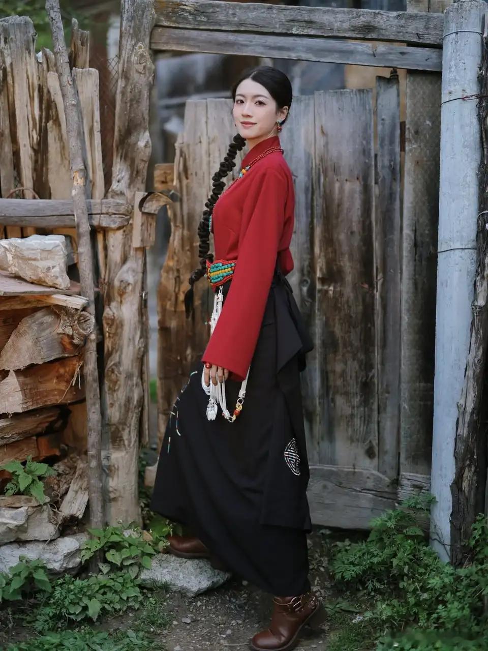 蔡思貝九寨溝鄉間打卡 紅黑藏服造型盡顯異域英氣.蔡思貝（Sisley）近日遠赴九