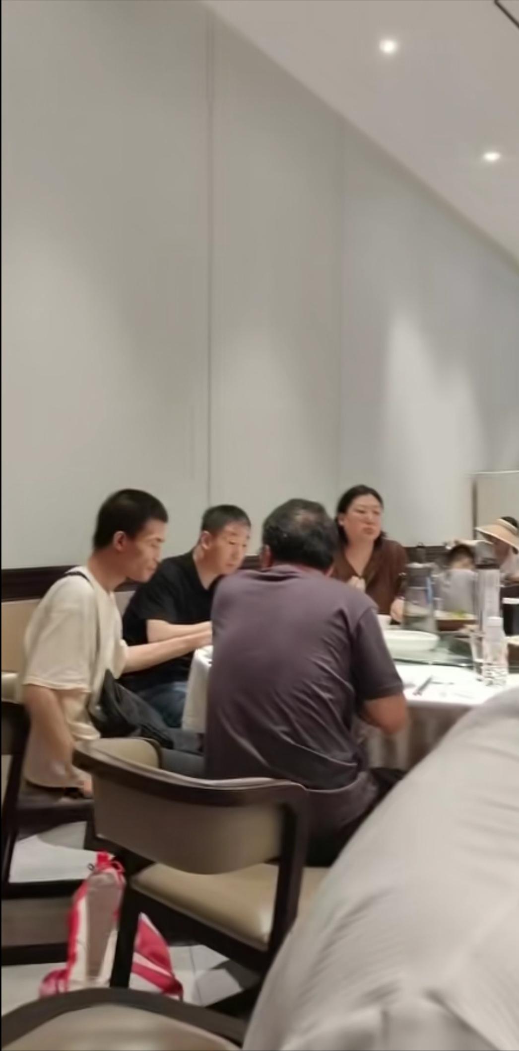 真的是第一次见北大副教授韦东奕跟朋友一起聚餐。

最近，韦东奕跟朋友相约在北大食