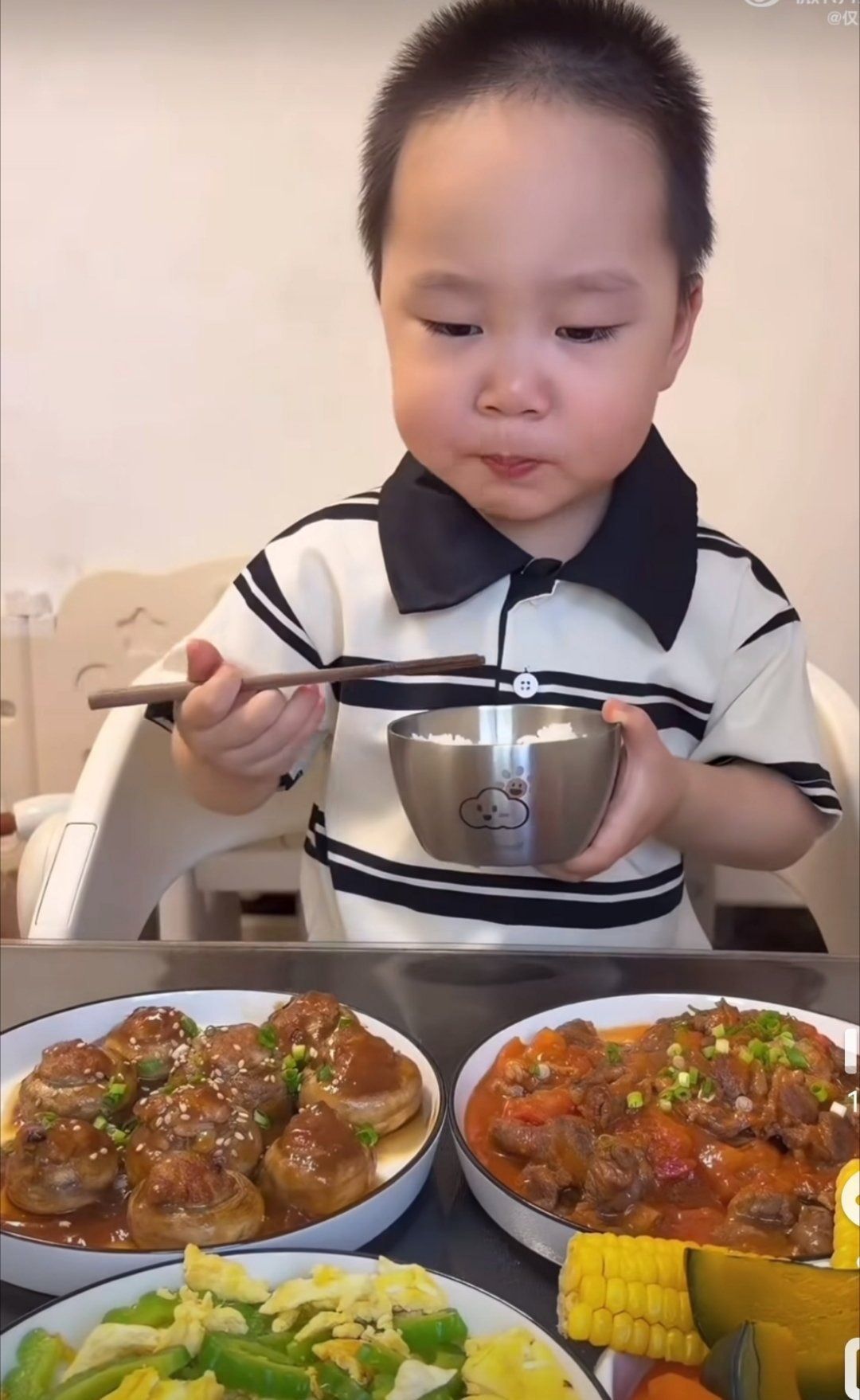 这个小孩的吃播，好久之前他才鼻噶小的时候就刷到过，吃的特别香，给啥吃啥。当时评论