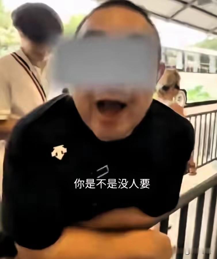 7月6日北京慕田峪长城，一名40多岁在职导游仗着工作身份，领着外籍游客当众插队，