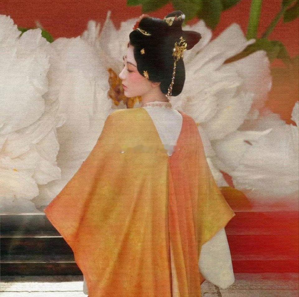 针对网传杨紫李现主演的《国色芳华》和白鹿敖瑞鹏演的《白月梵星》将在同天播出，引发