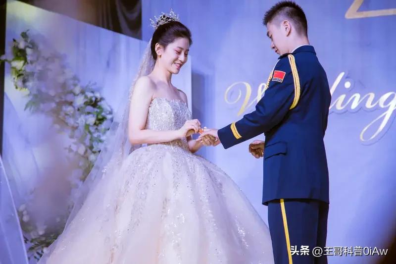 睡别人老婆这事不能一概而论说是只违反道德。
要是对方是普通老百姓的老婆，一般属于