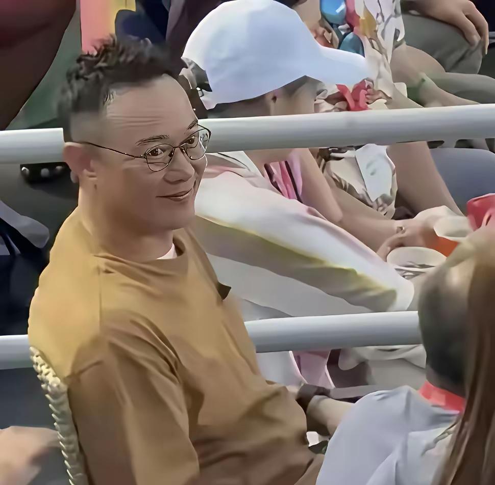 你们认识他吗？
他的身材严重发福，在也不是曾经的模样
他的演技精湛，绝对是实力派