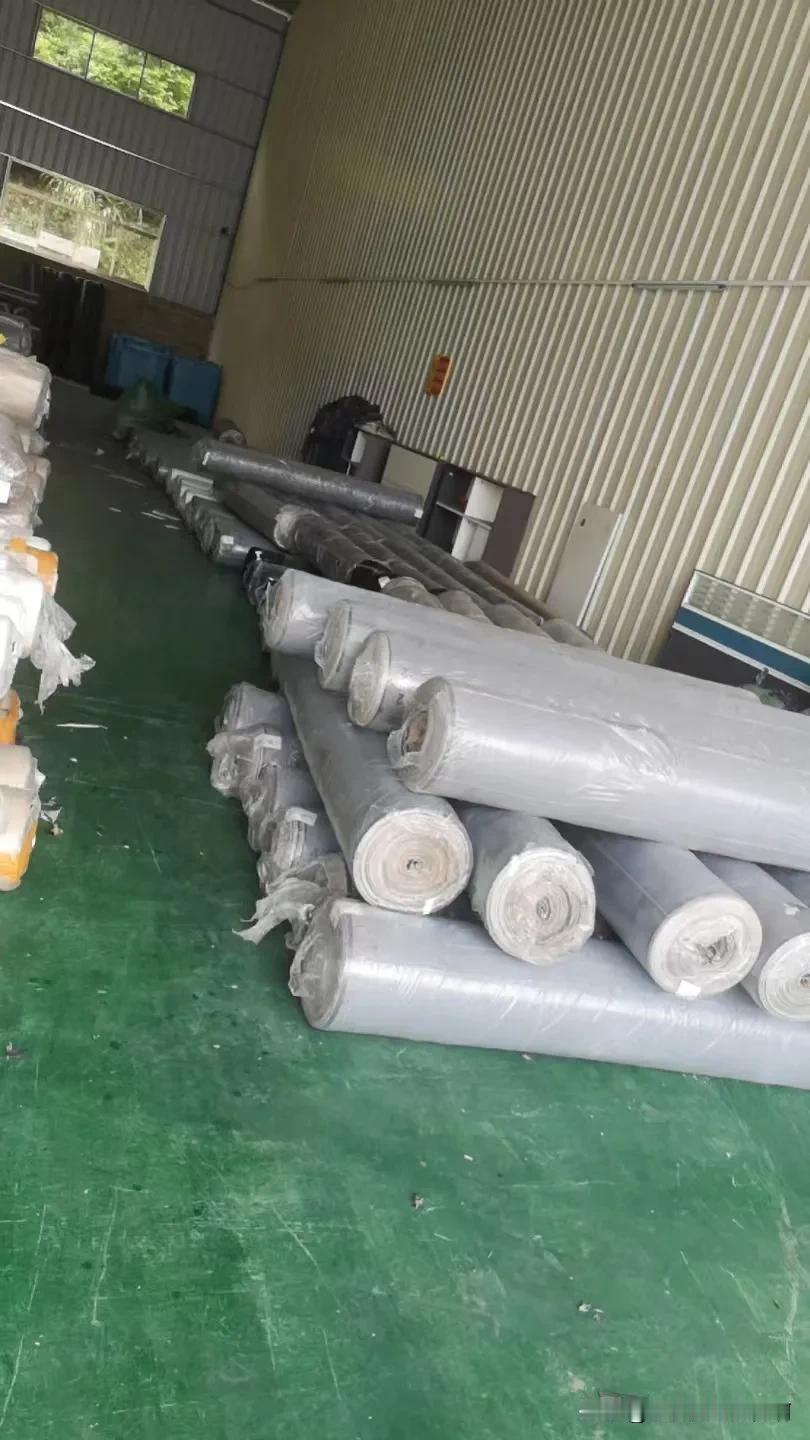 卸六十条布都要一个钟……
数了一下，六个品种，每个品种要分开放，装车时是全部装乱