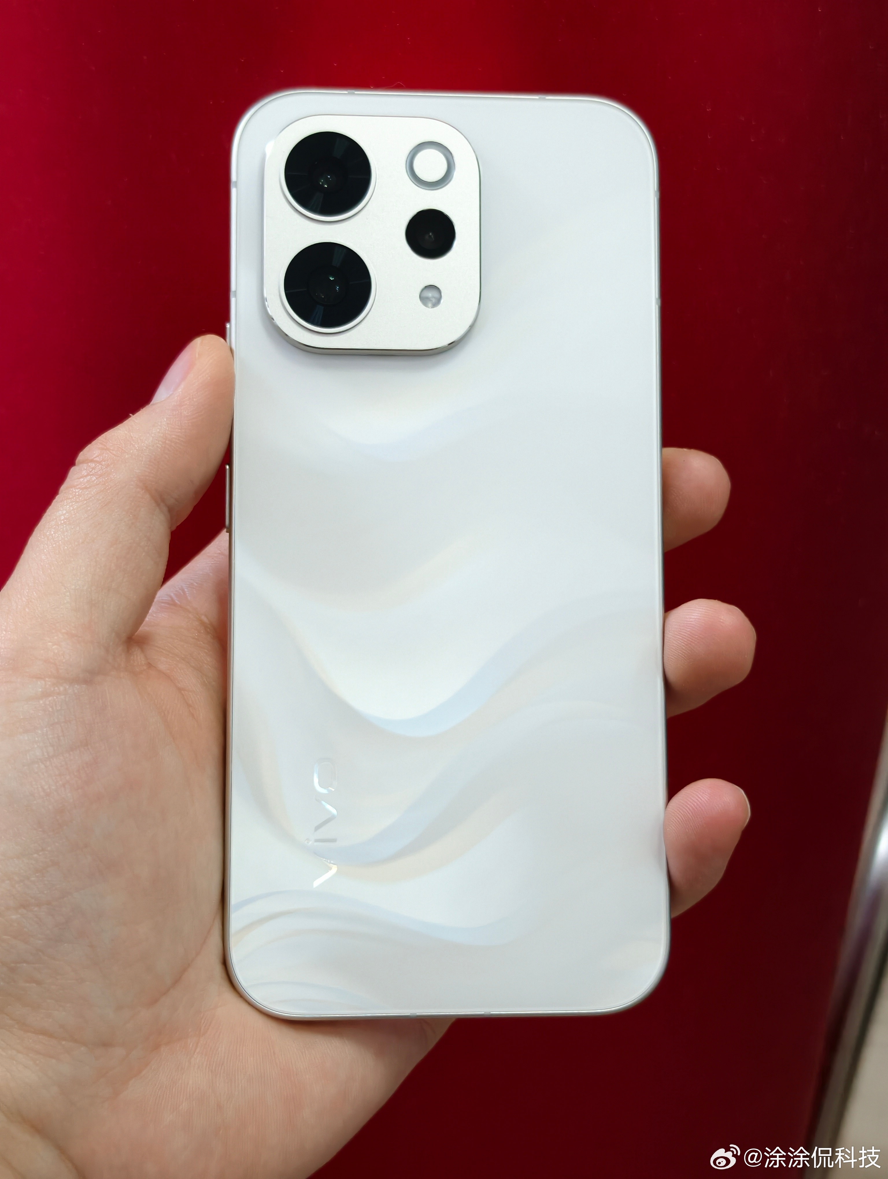 阿蓝S50这个配色调得有点意思，不同的角度会有不同的观感，正面看有时候是纯白，侧