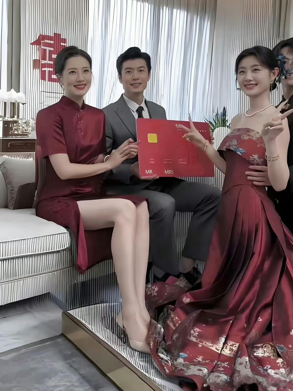 婚礼现场，婆婆看上去居然比儿媳还有排面…… ​​​