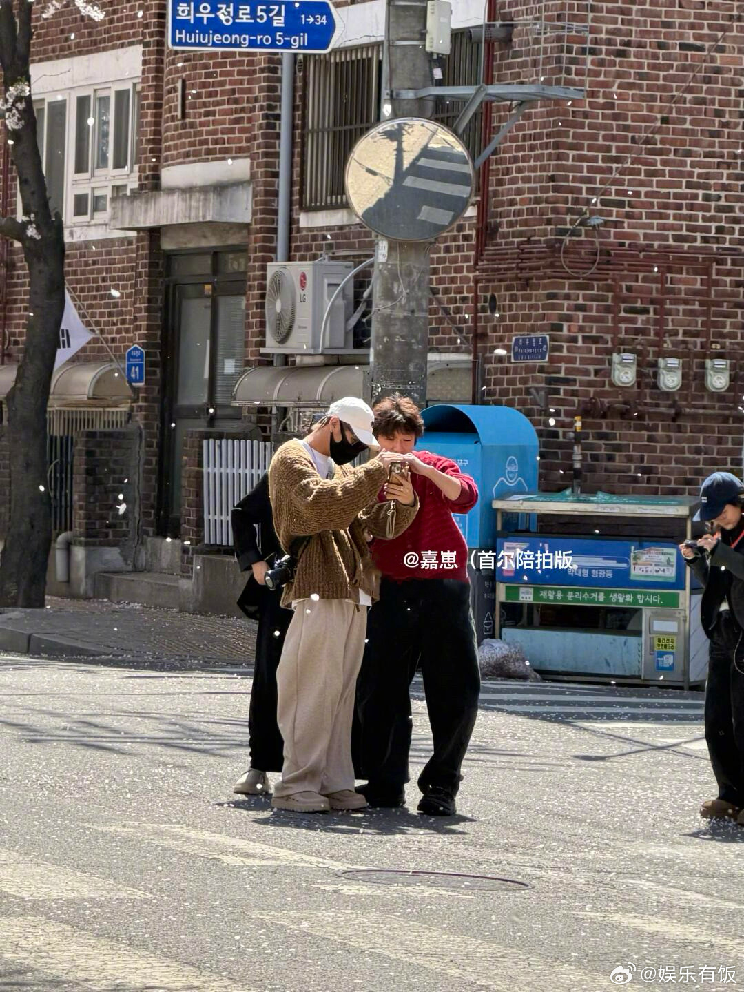 首尔偶遇代旭 网友首尔街头偶遇代旭！私服穿搭松弛又帅气，连工作间隙都自带电影感，