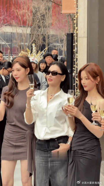 宋妍霏和杨超越再年轻也赢不了张柏芝啊，这气场太强大了，往那儿一站，根本看不到其他