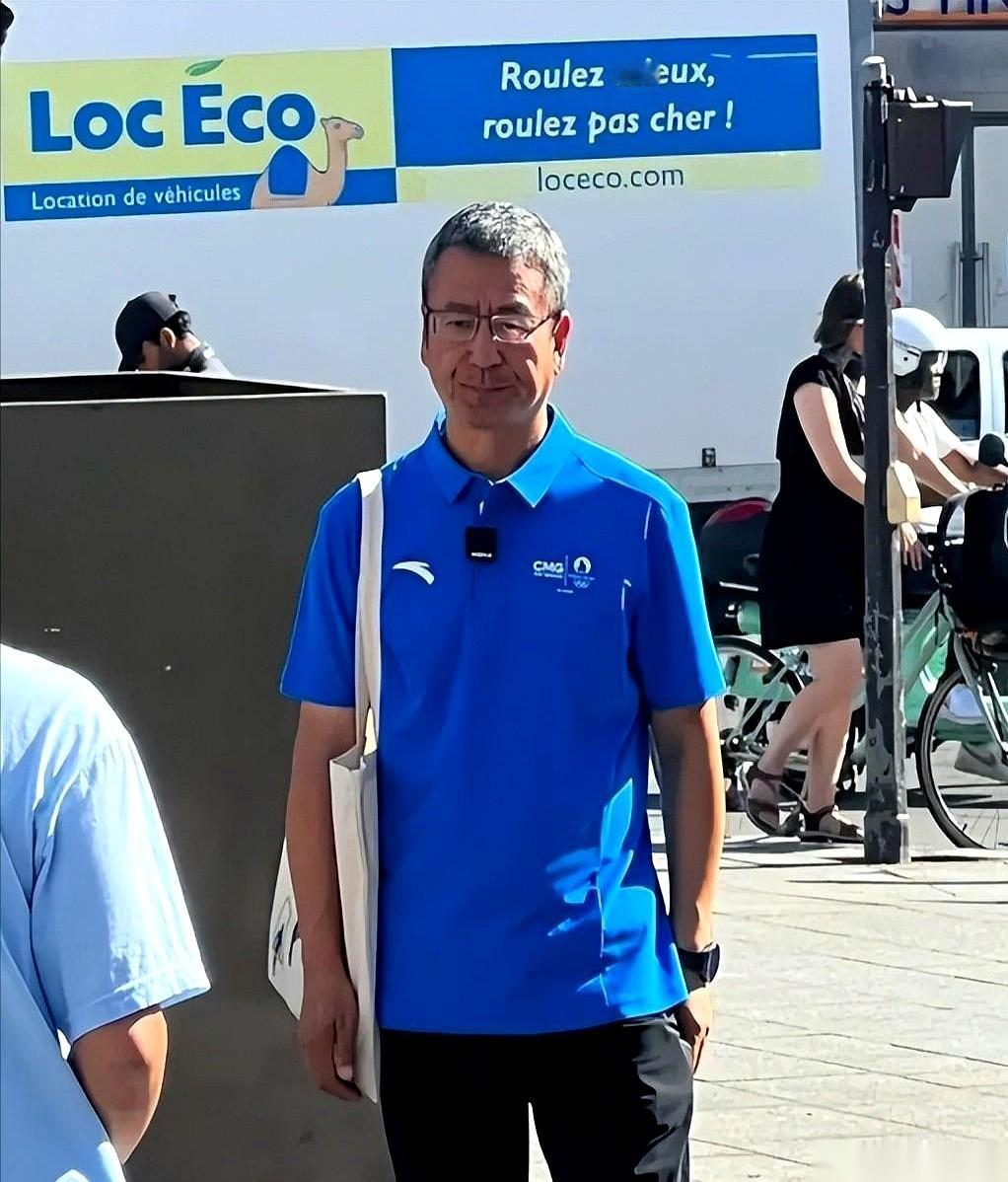 白岩松，55岁，头发全白了。
照片里，他脸上每一道沟壑都写着疲惫，再也不是当年那