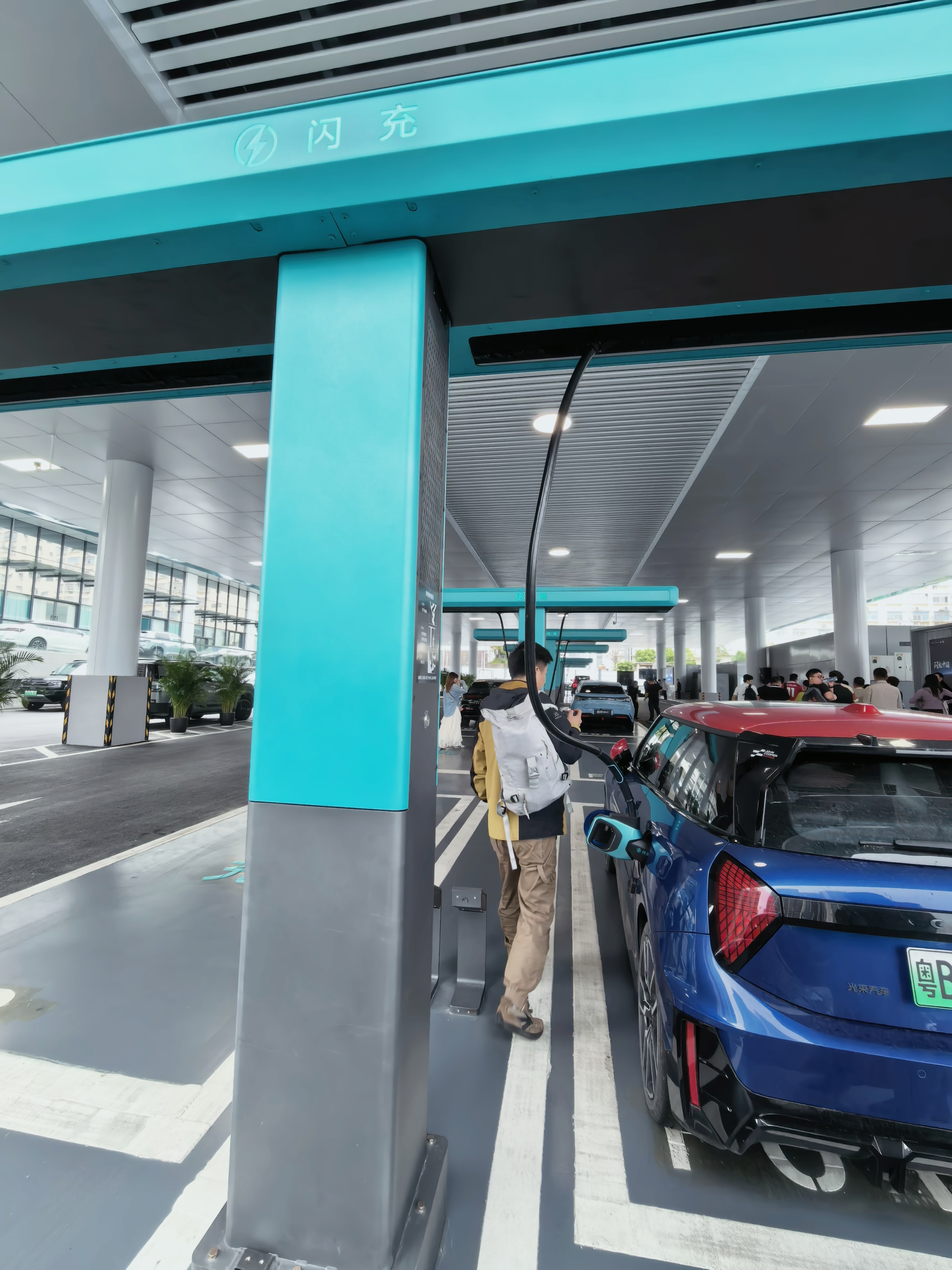 mini ev 在闪充站这就是开放站点的优势，大家都可以用，不挑车。 