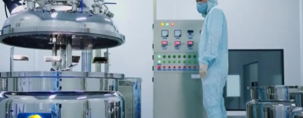 从蜿蜒的自然江河到精密的科创车间，时代发展的脉络在镜头里清晰铺展。奔腾的河流滋养