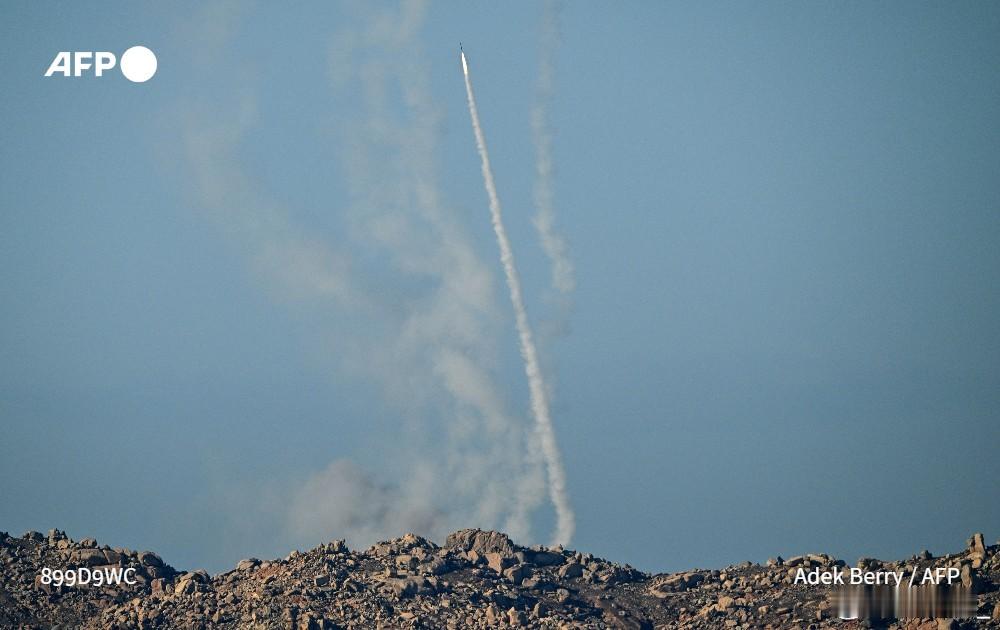 法新社团队在平潭岛拍到远箱火升空的壮观景象，不过他们误以为是导弹。 