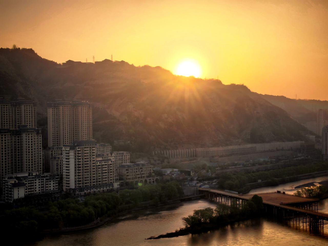 当第一缕晨光撞开兰山的轮廓，黄河便在金城的怀抱里，接住了这漫天的金辉。远山衔着朝